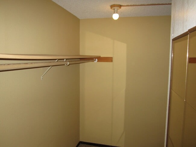 Building Photo - Charming Condo in Gated Community