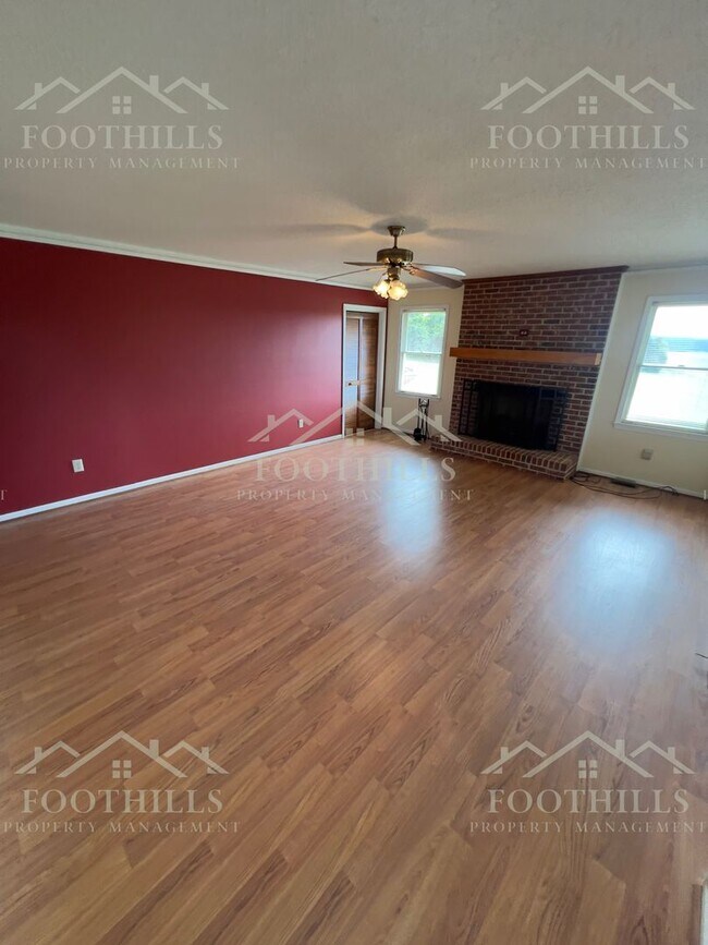 Building Photo - Peaceful Country Living with Stunning View...