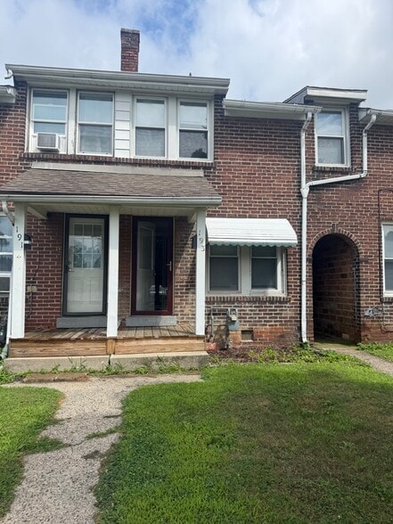 Building Photo - 193 Maple St