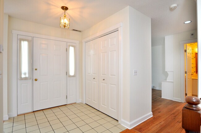 Building Photo - 8 Dickinson Ct