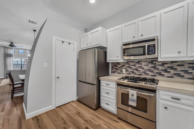 Building Photo - 8715 Meadowcroft Dr