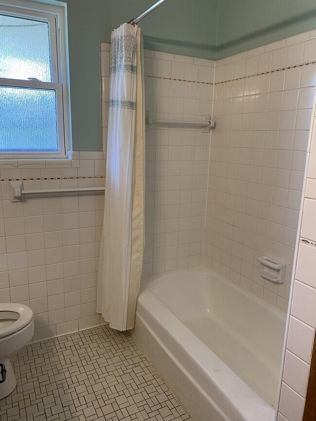 Building Photo - 227 W Ridge Rd