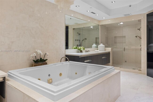 Building Photo - 7133 Fisher Island Dr