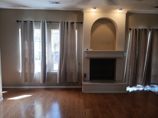 Building Photo - 5 bedrooms, 3 Bath House! Located On NE Si...