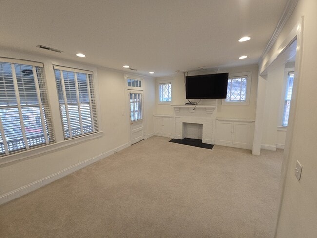 Building Photo - 621 W Princess Anne Rd