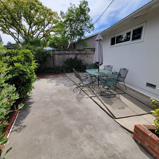 Building Photo - Well-Maintained Redwood City Home with Bonus Room & Private Yard