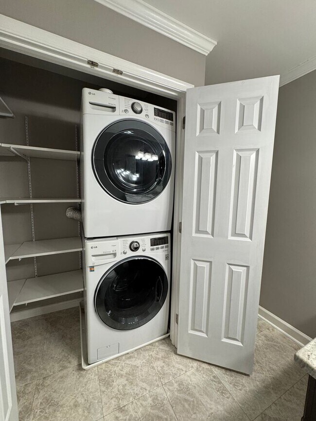 Building Photo - Lovely and Spacious 3 Bedroom 2.5 Bathroom...