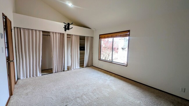 Building Photo - Spacious 3 Bedroom Townhome in Small Complex