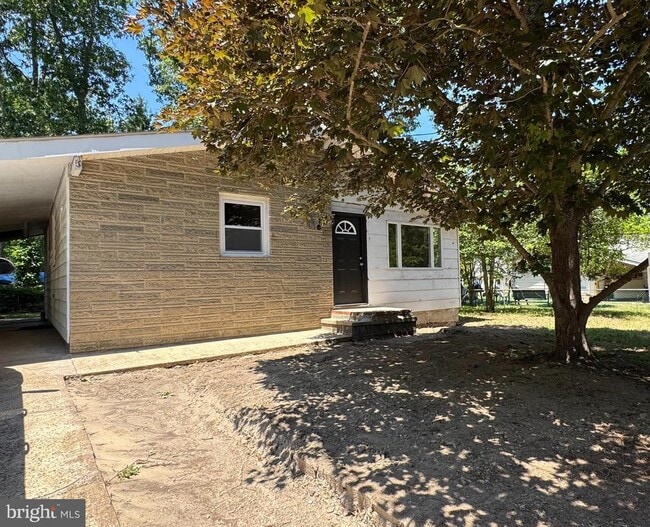 Building Photo - 601 E Lakeshore Dr