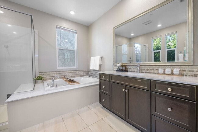 Building Photo - 5Bed/3Ba Home in Quiet Hayward Community w...
