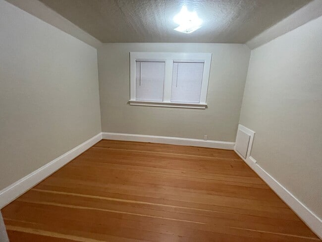 Building Photo - Farmhouse Style home