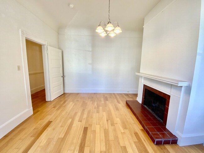 Primary Photo - Full Floor Flat. PARKING! IN-UNIT LAUNDRY!...