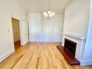 Building Photo - Full Floor Flat. PARKING! IN-UNIT LAUNDRY!...