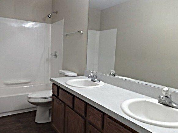 Building Photo - 816 Shorewood Dr