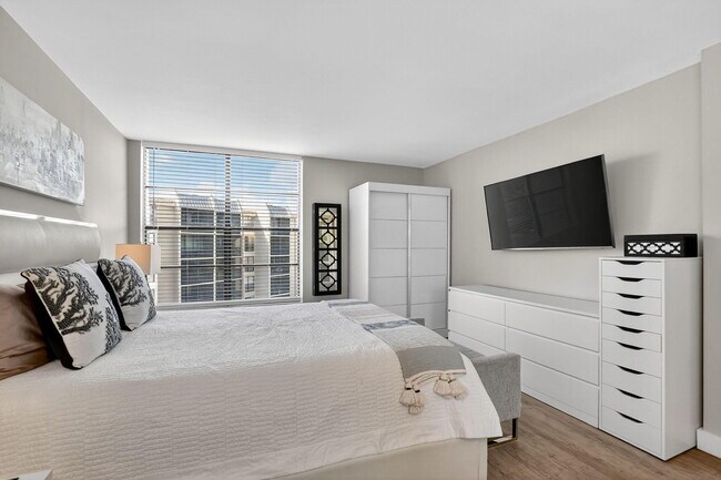 Building Photo - 20 Royal Palm Way