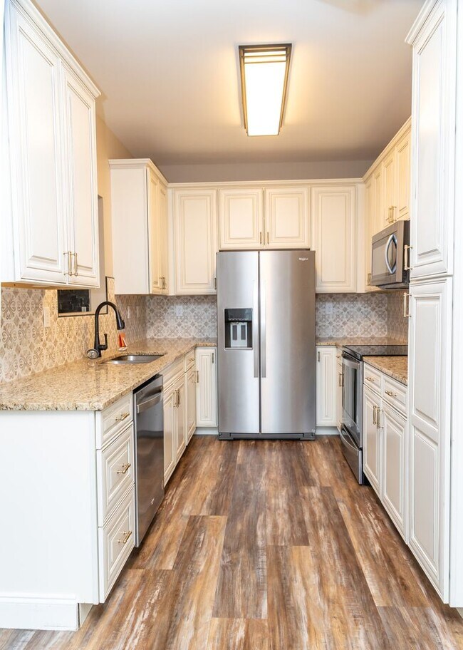 Building Photo - Condo Living 26 Hundred sq Ft!!
