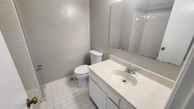 Building Photo - "Spacious 3-Bedroom Townhouse with Finishe...