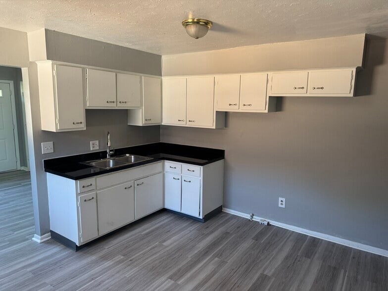 Eat-in Kitchen - 755 E Perry St