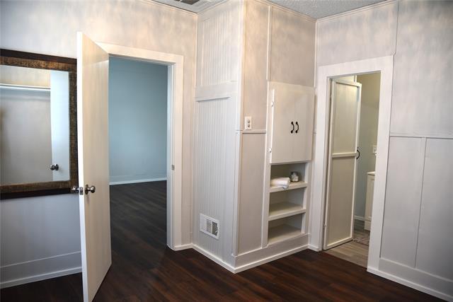 Building Photo - 900 W Chestnut St