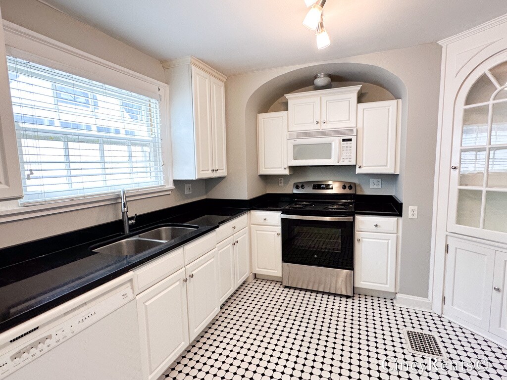 Building Photo - 3434 Ault View Ave