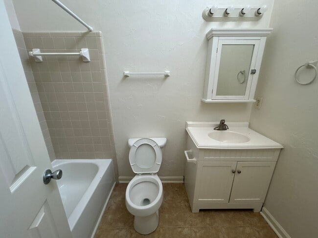 Building Photo - Sun-Filled 2/2 with Stainless Appliances & New Carpet