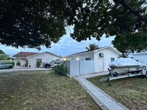 Building Photo - 636 SE 5th Pl