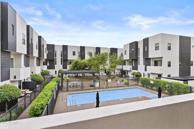 Building Photo - 325 E Coronado Rd