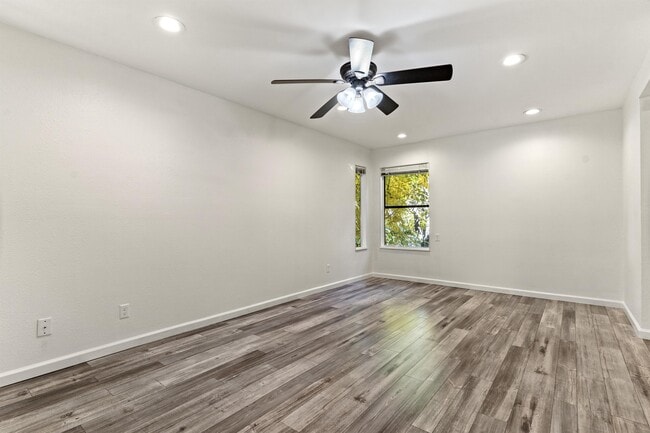 Building Photo - 302 Pleasant St