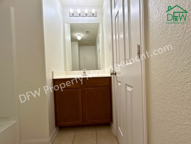 Building Photo - 10009 Iron Ridge Dr