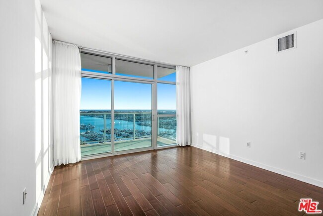 Building Photo - 13700 Marina Pointe Dr