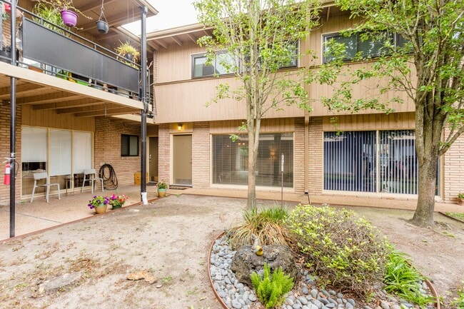 Building Photo - 3809 N Braeswood Blvd