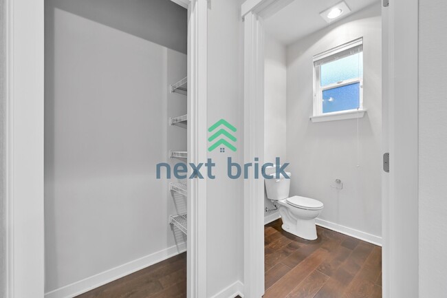 Building Photo - Spacious 3-Bed Townhouse Retreat in Bothell – 1928 Sq Ft of Comfortable Living!