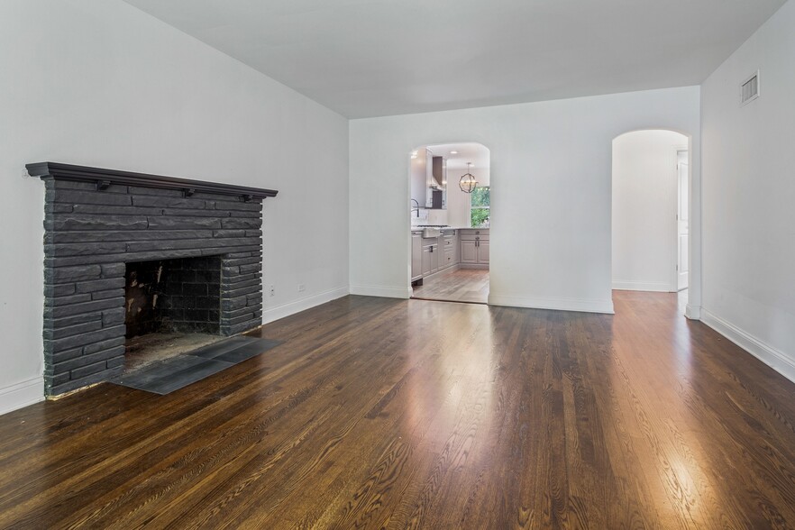 Building Photo - 6114 N Lenox Ave
