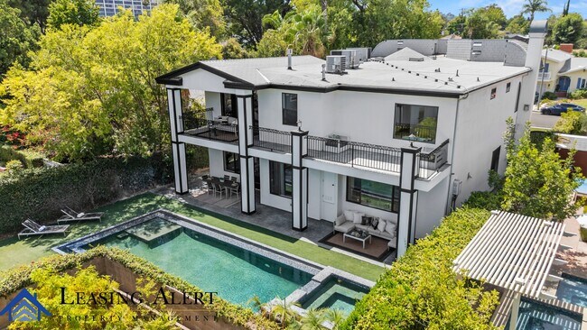 Building Photo - 5011 Hayvenhurst Ave