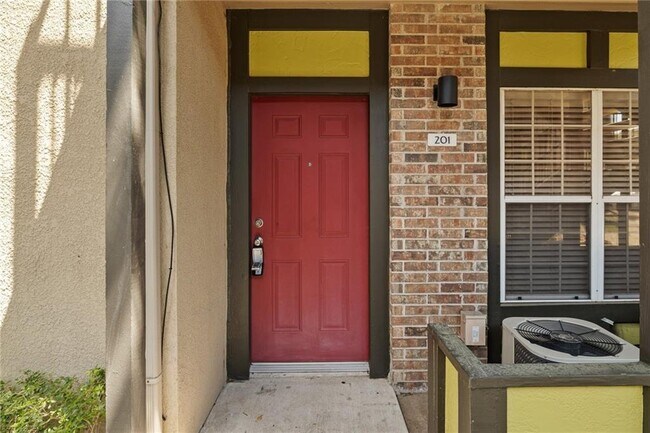 Building Photo - 7685 Northcross Dr