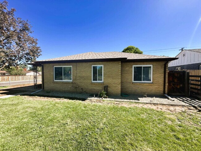Building Photo - 3 Bed 1 Bath Ranch in North Park Hill! (Available Immediately)