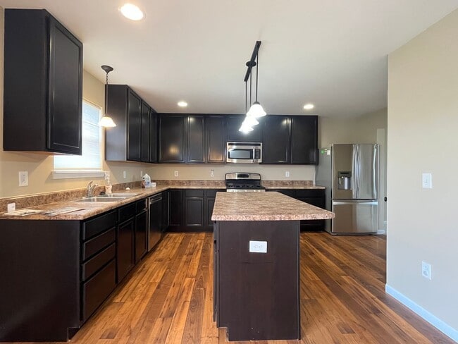 Building Photo - Updated 4 Bed 3 Bath Home In Fairview Heights!