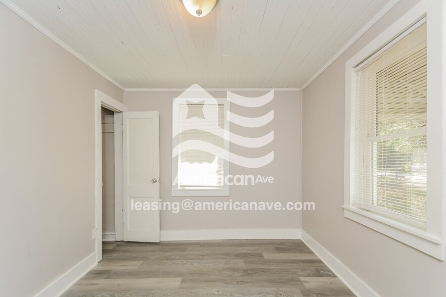 Building Photo - 1915 Armstrong St