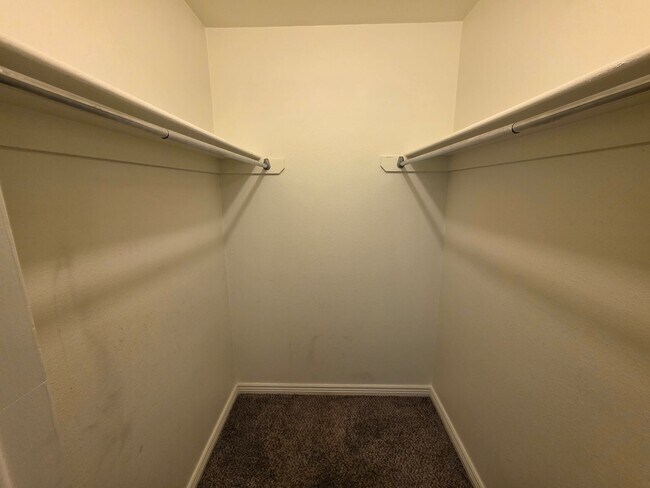 Building Photo - Massive 5 Bedroom Townhouse in Aurora