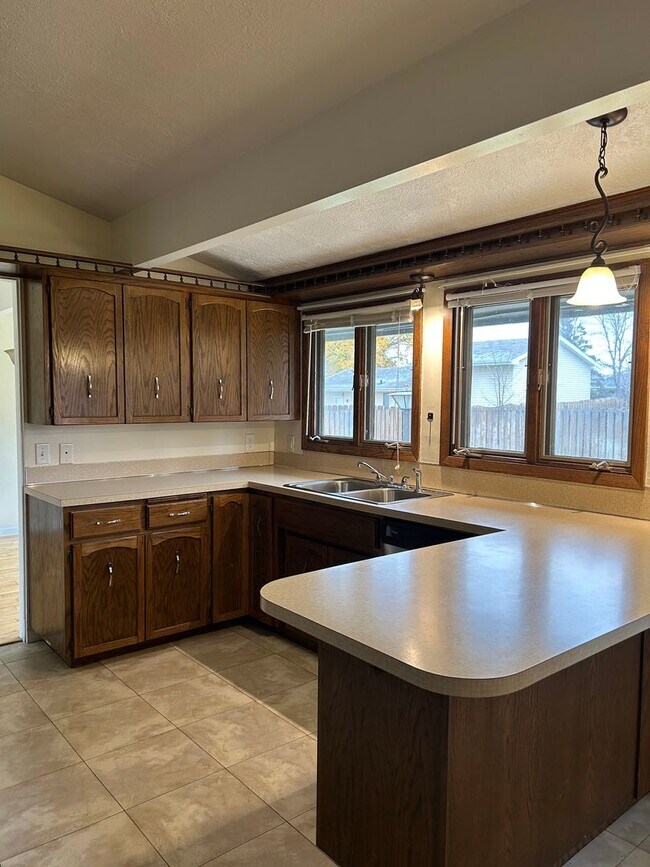 Building Photo - 3 Bedroom, 1.5 Bathroom House