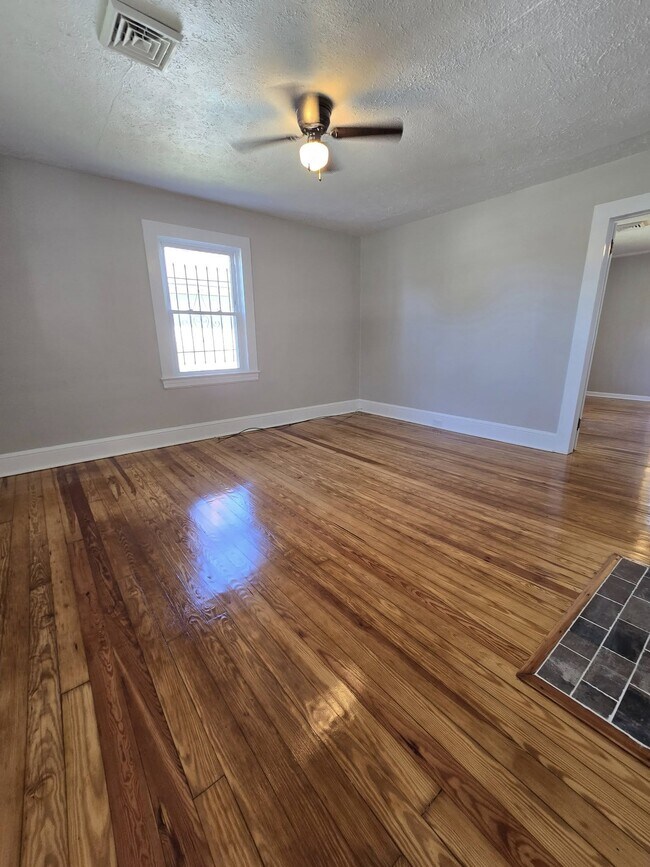 Building Photo - 880 Franklin Turnpike