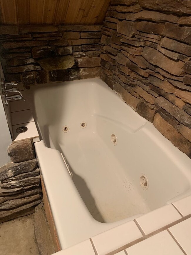 Building Photo - 3 Bedroom Single Family Home with Garage in Mount Washington!