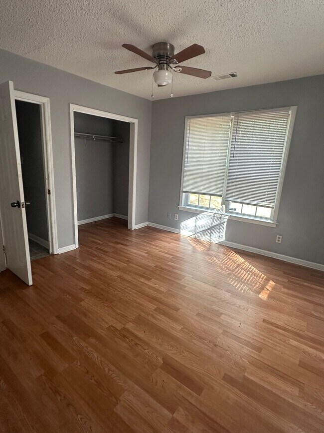 Building Photo - 1710 Arlington Park