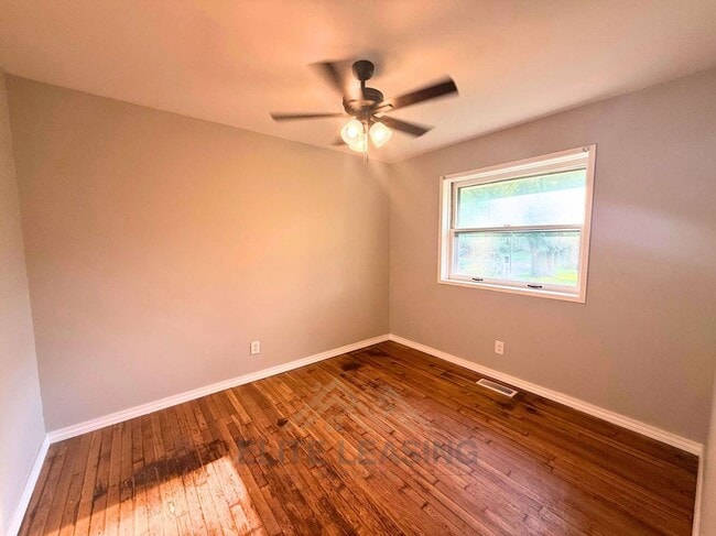 Building Photo - Cozy 2-bedroom duplex Available Now!