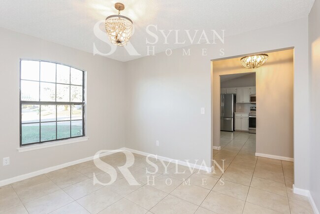 Building Photo - Feel welcome and comfortable in this charm...