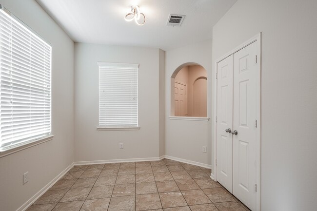 Building Photo - 10019 Lynnwood Dr