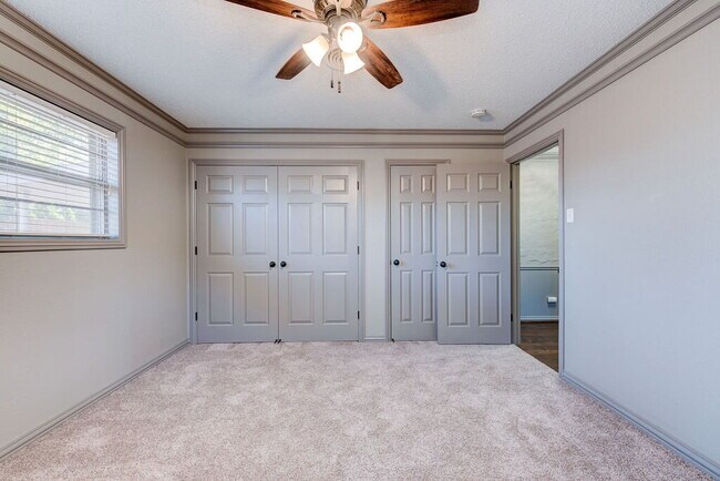 Building Photo - 3/2/2 in Excellent Location!