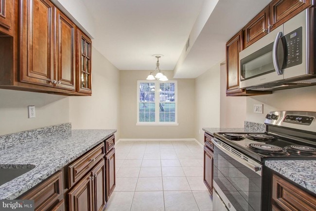 Building Photo - 6 Normandy Square Ct
