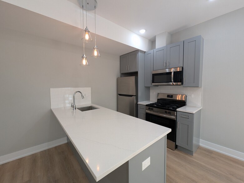 Building Photo - 423 W Belden Ave