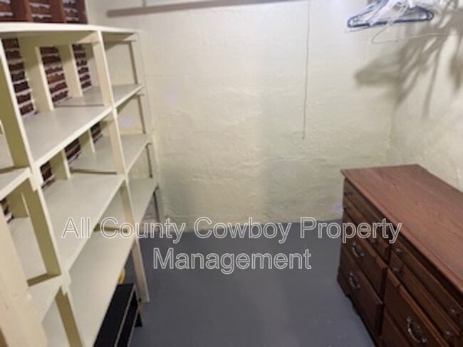 Building Photo - 557 1/2 N 8th St